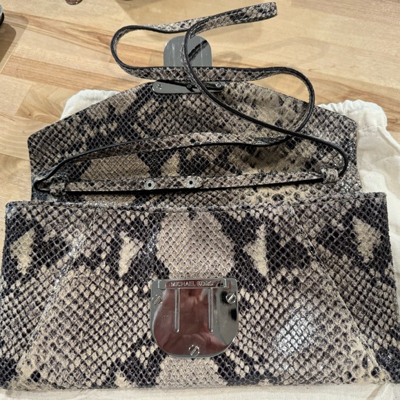 MICHAEL KORS FAUX SNAKE SKIN CLUTCH - Picture 3 of 8